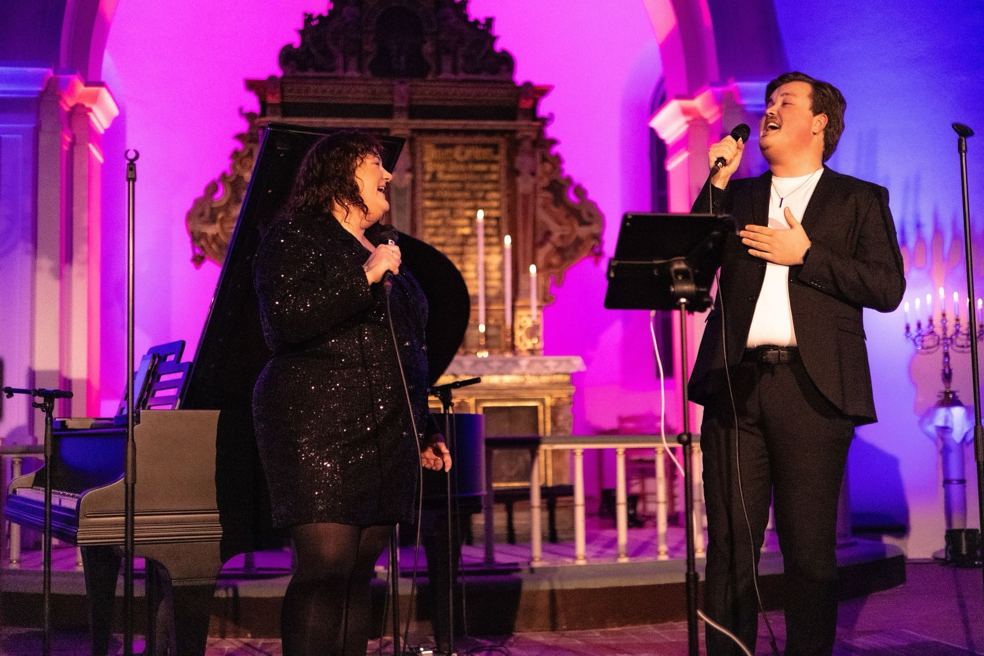 Hannes Nilsson framträder tillsammans med sångerska i kyrka