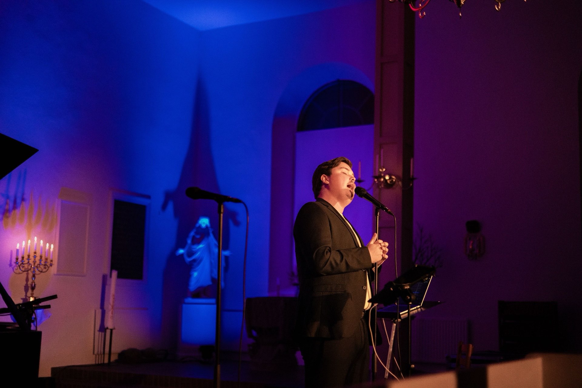 Hannes Nilsson sjunger i kyrka